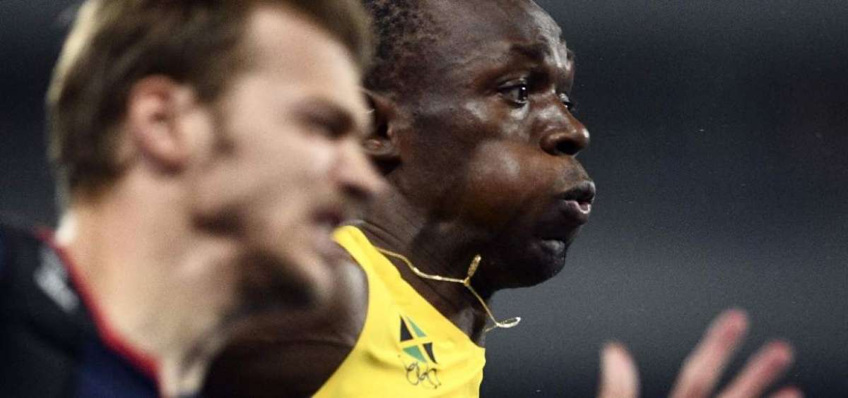 El atleta jamaiquino Usain Bolt (der.) durante la prueba de los 200 metros planos, supera al franc&eacute;s Christophe Lemaitre, que se qued&oacute; con la medalla de bronce en la competencia.