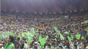 Miles de transportistas se congregaron en el coliseo General Rumi&ntilde;ahui. Foto: tomada del Twitter