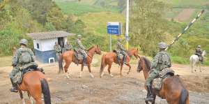 La patrulla hipom&oacute;vil en la zona fronteriza El Carmelo, cant&oacute;n Tulc&aacute;n, controla el contrabando. Foto: cortes&iacute;a