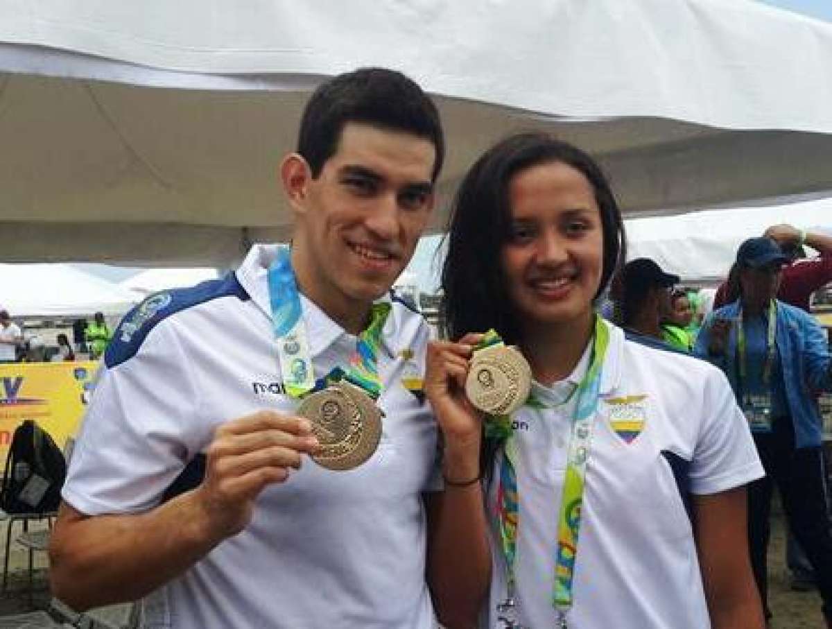 Enderica y Ar&eacute;valo posan luciendo sus medallas en los Juegos Suramericanos de Playa, Vargas 2014. Foto: Tomada de @ECUADORolimpico