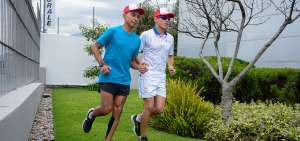 El atleta con discapacidad visual Darwin Castro (d) y su gu&iacute;a Sebasti&aacute;n Rosero compiten como equipo desde 2014.