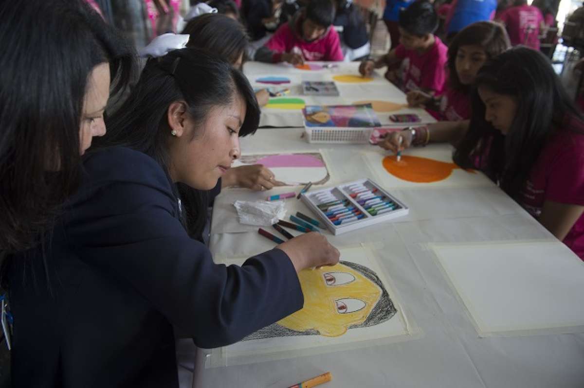 En los exteriores del sal&oacute;n Jos&eacute; Mej&iacute;a Lequerica de la Asamblea se instalaron mesas de arte, en donde participaron decenas de estudiantes. Foto: John Guevara / EL TEL&Eacute;GRAFO