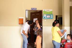 Los m&eacute;dicos atend&iacute;an a los pacientes, mientras se realizaba la jornada de limpieza en los consultorios en el subcentro de Salud de Progreso. Foto: Pilar Vera / El Tel&eacute;grafo