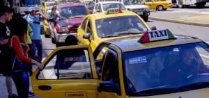 Los taxistas informales aseguran que su trabajo suple las deficiencias del transporte convencional, incluido el taxismo regularizado (foto).