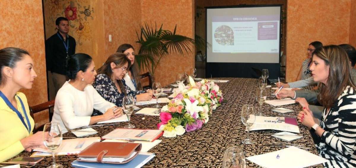 Roc&iacute;o de Moreno y esposa del alcalde de Quito impulsan el trabajo en comunidad