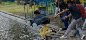 Estudiantes celebran carnaval en la laguna de La Alameda