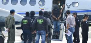 Los hombres bajaron con cascos y chalecos antibalas de un avi&oacute;n de Aeropolicial.