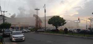 El humo blanco brot&oacute; de varias partes del centro comercial.