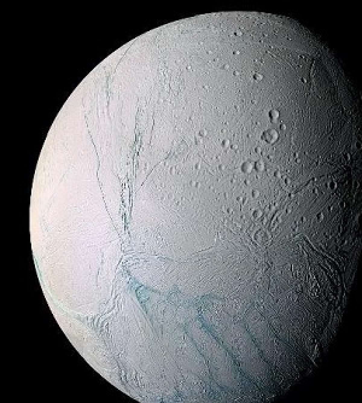Imagen de la luna Enc&eacute;lado de Saturno, tomada por la sonda Cassini y divulgada por la Nasa en 2006. Foto: Archivo / AFP