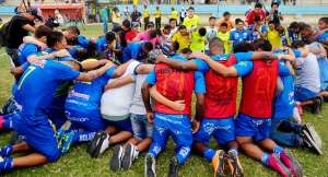 Los jugadores del Delf&iacute;n de Manta esperan celebrar junto a su hinchada la clasificaci&oacute;n a la serie A y el t&iacute;tulo de campeones del torneo de la serie B. Foto: Rodolfo P&aacute;rraga / El Tel&eacute;grafo