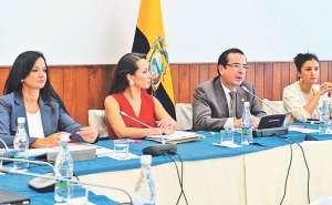 Los asamble&iacute;stas Marcela Agui&ntilde;aga (izq.), Ver&oacute;nica Arias, Juan Carlos Cassinelli y Gabriela Rivadeneira presidieron la reuni&oacute;n de ayer. Foto: Miguel Jim&eacute;nez / El Tel&eacute;grafo.