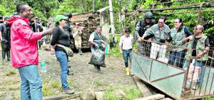 Habitantes de Morona Santiago realizan sus tareas cotidianas, mientras la Polic&iacute;a supervisa la seguridad.