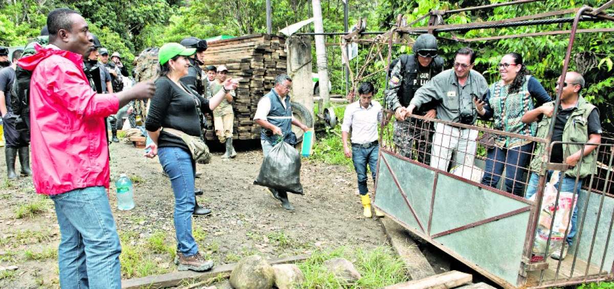 Habitantes de Morona Santiago realizan sus tareas cotidianas, mientras la Polic&iacute;a supervisa la seguridad.