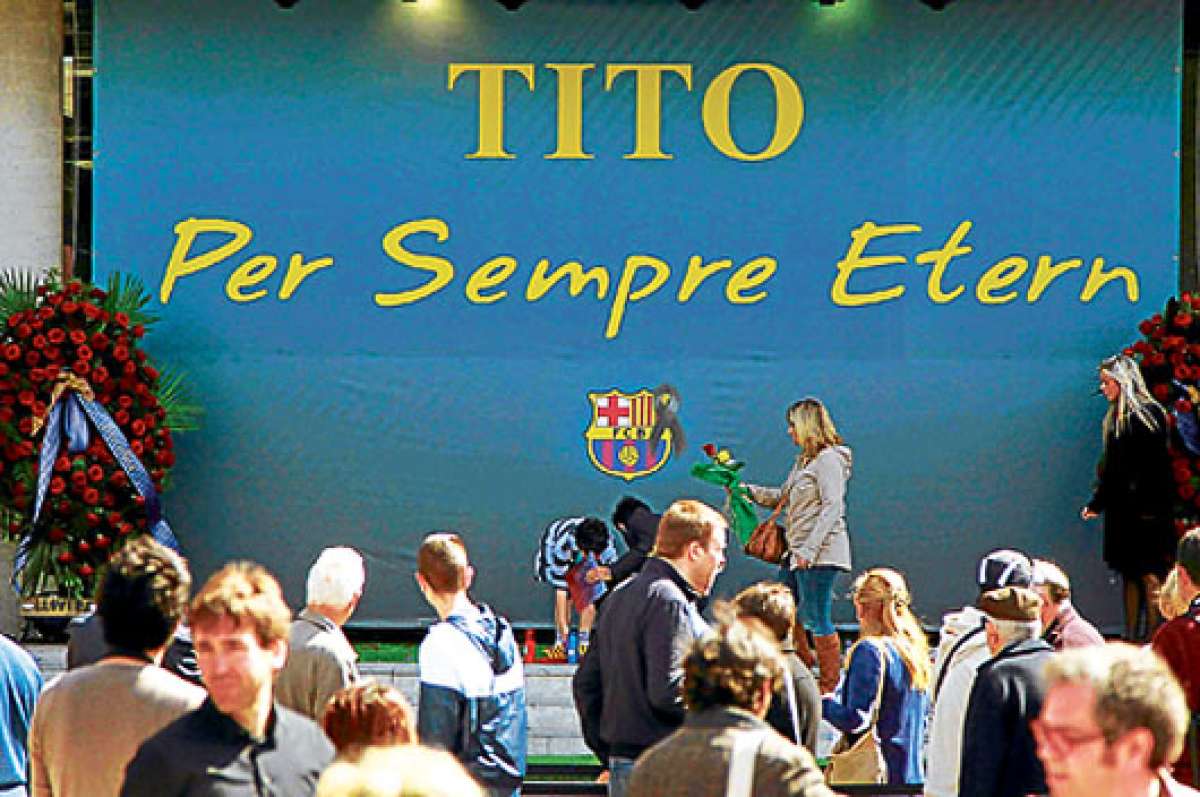 El cartel con un mensaje en honor al exdirector t&eacute;cnico se coloc&oacute; en el estadio catal&aacute;n. Foto. EFE