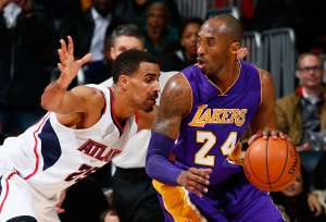 Kobe Bryant (d.), con 36 a&ntilde;os, sigue haciendo historia en la NBA. Foto: AFP 