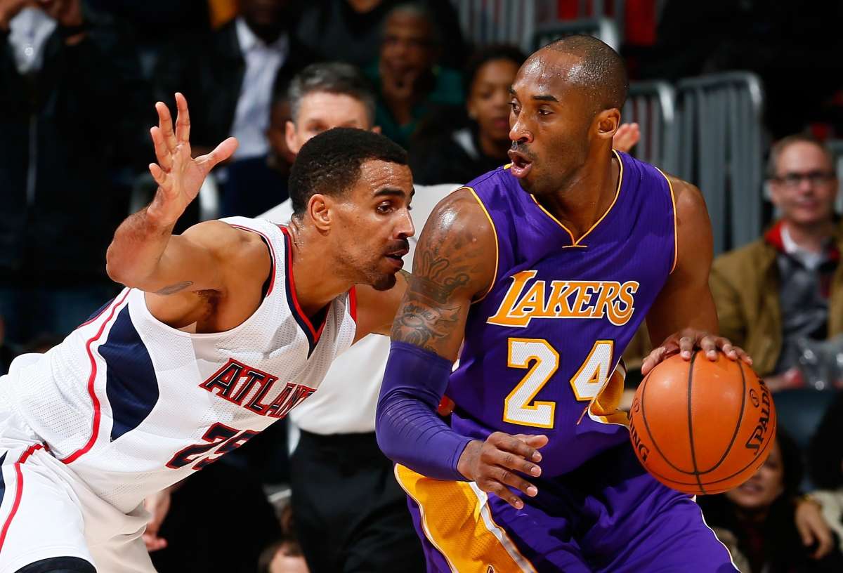 Kobe Bryant (d.), con 36 a&ntilde;os, sigue haciendo historia en la NBA. Foto: AFP 