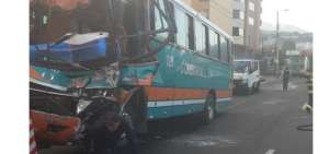 El choque involucr&oacute; a un bus y un auto. 