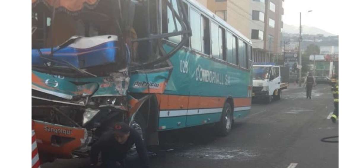 El choque involucr&oacute; a un bus y un auto. 