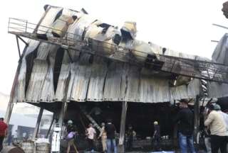 Las autoridades indias buscan sobrevivientes, tras el incencio de una estructura en un parque de atracciones.