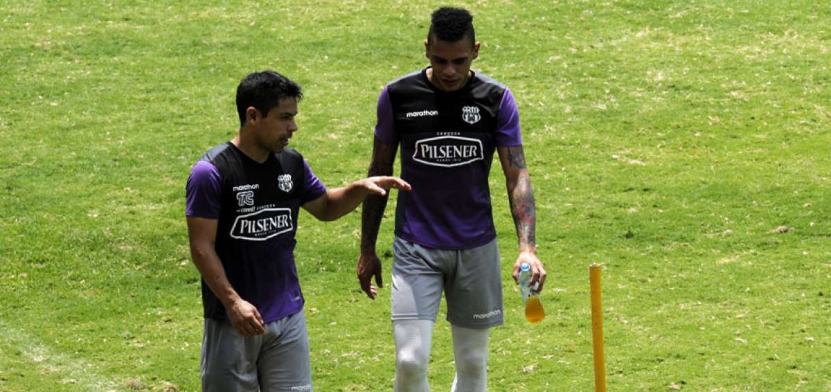 Mat&iacute;as Oyola (izq.) y Jonathan &Aacute;lvez, que ser&aacute;n titulares esta noche ante Gremio, conversan luego de uno de los entrenamientos del &lsquo;&Iacute;dolo&rsquo;.