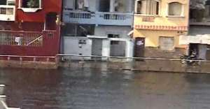 La cuenta de twitter de la Corporaci&oacute;n para la Seguridad Ciudadana de Guayaquil (@cscg112) report&oacute; casas anegadas a la altura de la av. Barcelona y la 17. 