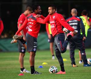 Chile prepara amistoso con Bolivia sin el arquero Bravo, pero con Medel recuperado