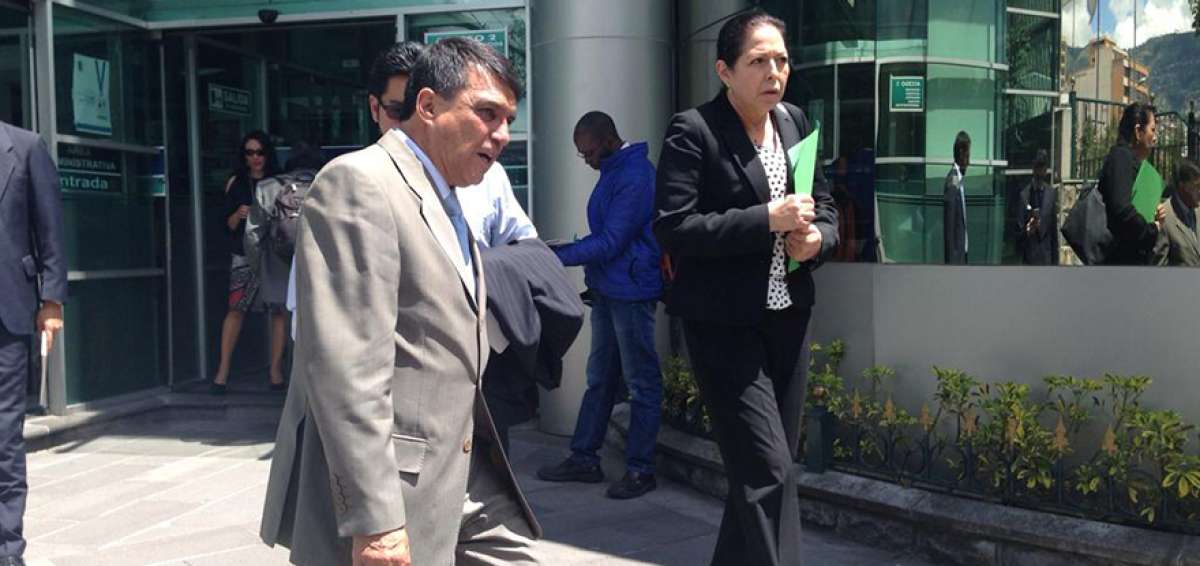 Patricia Ochoa, viuda de Gabela; y su abogado, Ramiro Rom&aacute;n, asistieron a la Contralor&iacute;a General, en Quito.