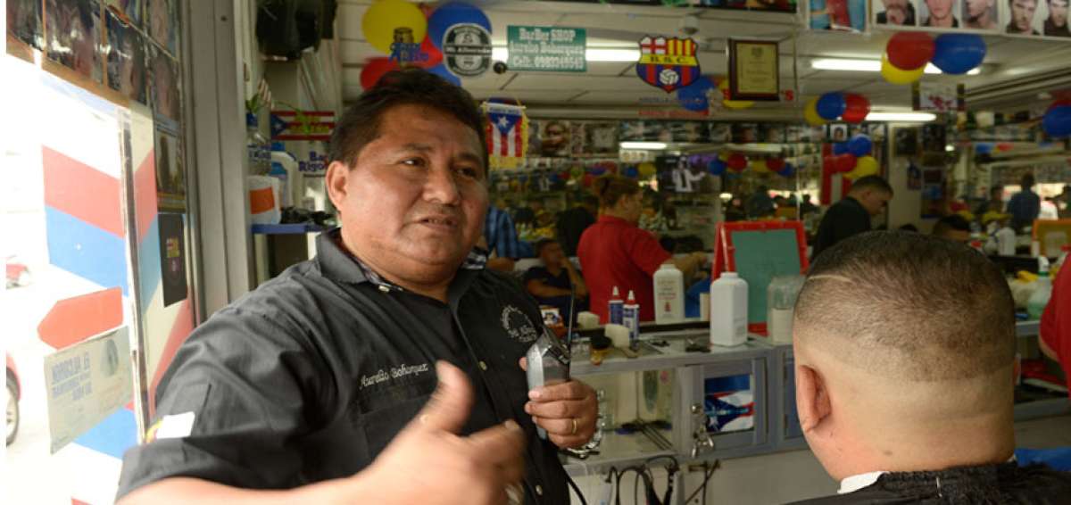 En la peluquer&iacute;a Mi Alborada atiende Aurelio Boh&oacute;rquez quien tiene m&aacute;s de 40 a&ntilde;os en la actividad.