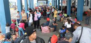Las autoridades migratorias peruanas incrementaron el personal en la frontera con Ecuador. No obstante, la cantidad de venezolanos gener&oacute; aglomeraci&oacute;n.