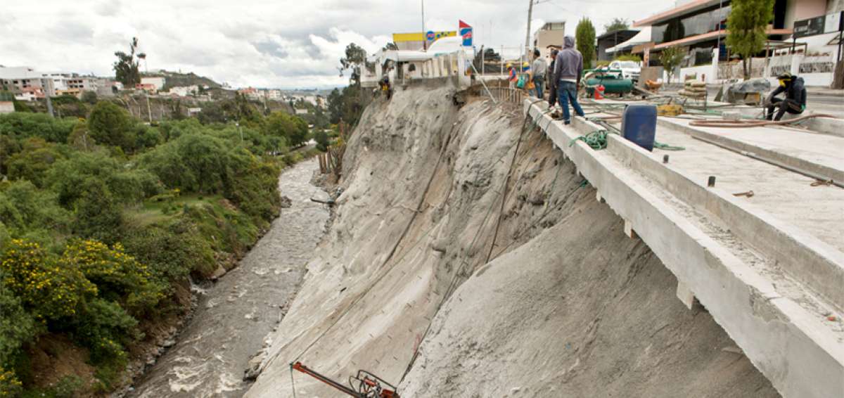 En la parte alta de los taludes intervenidos, junto al r&iacute;o Ambato, existen viviendas, negocios, parqueaderos y una estaci&oacute;n de servicios.