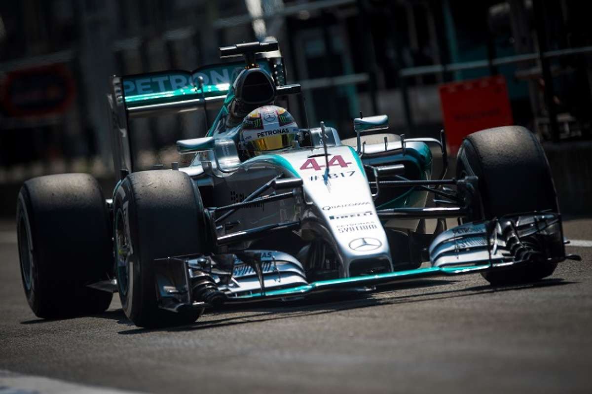Hamilton super&oacute; en la pole a su compa&ntilde;ero de equipo Nico Rosberg. Foto: AFP