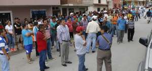 Los mineros del cant&oacute;n Portovelo salieron ayer en una marcha para pedir que se reabran las minas.