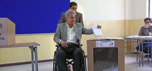 El presidente de Ecuador, Len&iacute;n Moreno, vota este domingo en el recinto electoral Sagrados Corazones de Quito.