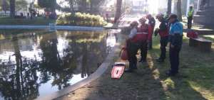 Los agentes durante la extracci&oacute;n del cuerpo.