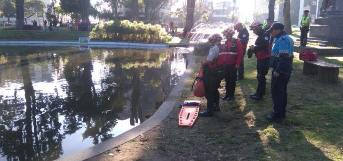 Los agentes durante la extracci&oacute;n del cuerpo.