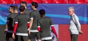 El DT Jupp Heynckes (der.) dirige una pr&aacute;ctica del Bayern antes del choque de hoy ante el Augsburgo. Si gana, quedar&aacute; campe&oacute;n de la Bundesliga.