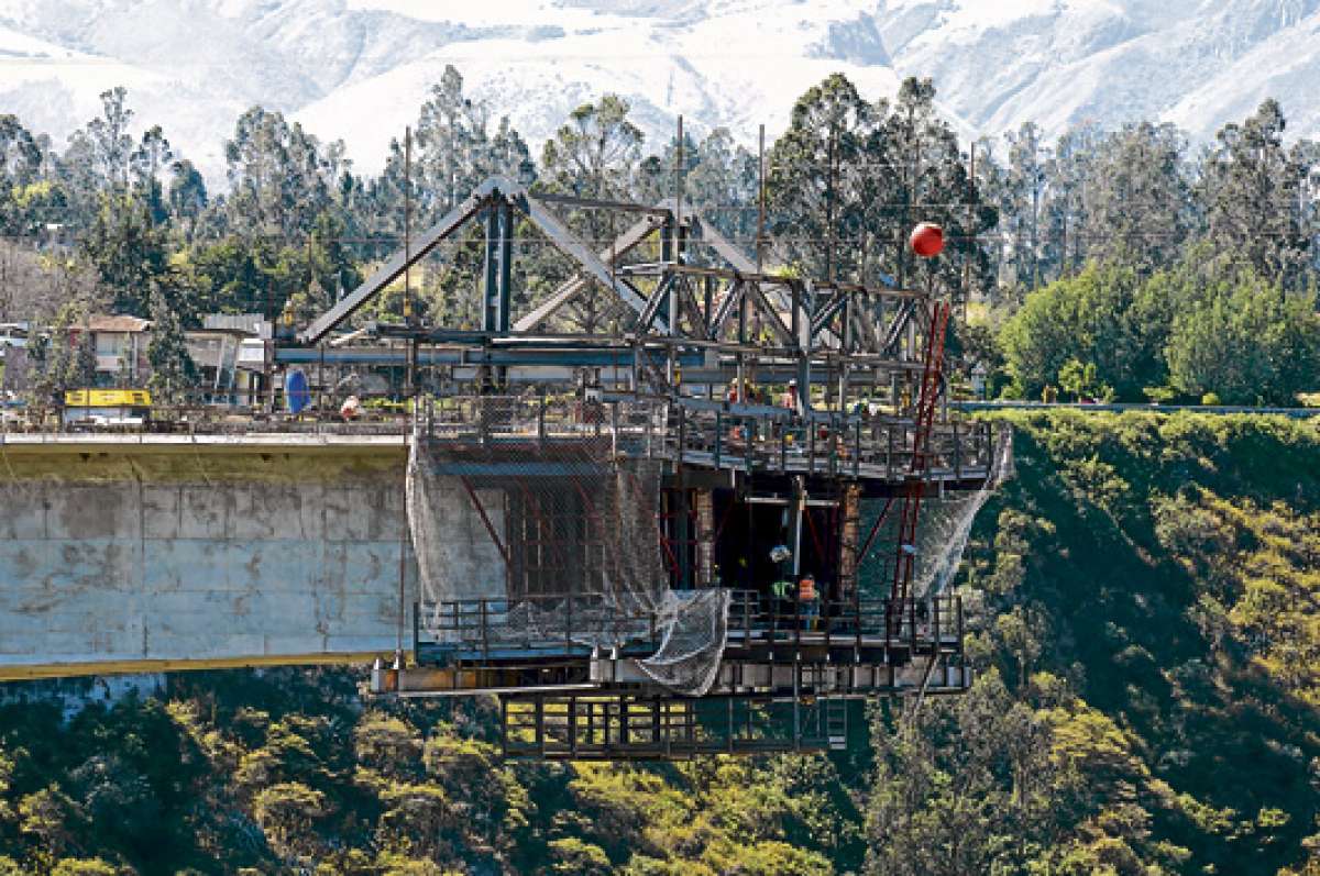 La construcci&oacute;n del nuevo puente sobre el r&iacute;o Chiche concluir&iacute;a en noviembre con el empate del segundo carril. El enlace del primero se har&iacute;a en agosto. Foto: Andr&eacute;s Darquea/ El Tel&eacute;grafo