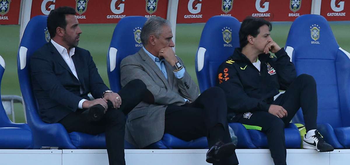 Tite (c), director t&eacute;cnico de la selecci&oacute;n brasile&ntilde;a, durante un partido rodeado por su equipo de asistentes.