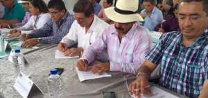 Los presidentes parroquiales firmaron los convenios. 