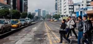 Los transe&uacute;ntes circulan libremente por el sector.