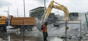 Limpieza del sector comercial de Pedernales (Manab&iacute;) de los inmuebles afectados.
