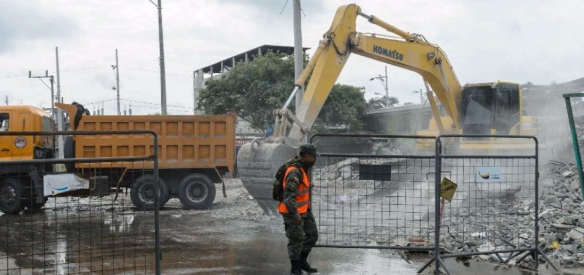 Limpieza del sector comercial de Pedernales (Manab&iacute;) de los inmuebles afectados.