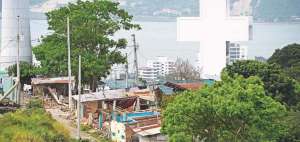 Las m&aacute;s de 200 personas del sector dejaron sus casas. Duermen en las partes despejadas del barrio. Se turnan para hacer guardias y permanecen en alerta.