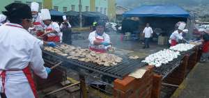 Los estudiantes no se despegaron de las parrillas para preparar los 150 kilos de cada carne que se sirvieron en este novedoso evento popular. 