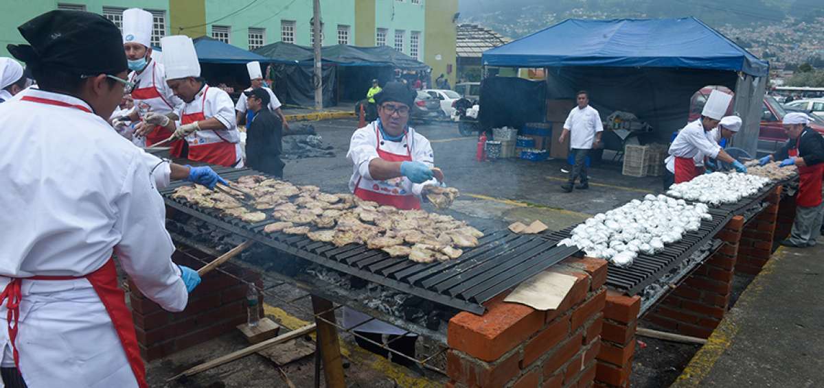 Los estudiantes no se despegaron de las parrillas para preparar los 150 kilos de cada carne que se sirvieron en este novedoso evento popular. 