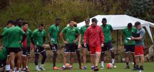 &rarr;El entrenador argentino Gabriel Schurrer junto a sus dirigidos. El estratega cambiar&aacute; de club en 2018 y podr&iacute;a quedarse en el f&uacute;tbol ecuatoriano.