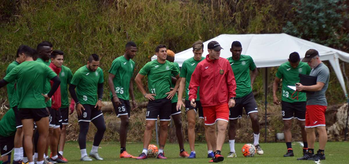 &rarr;El entrenador argentino Gabriel Schurrer junto a sus dirigidos. El estratega cambiar&aacute; de club en 2018 y podr&iacute;a quedarse en el f&uacute;tbol ecuatoriano.