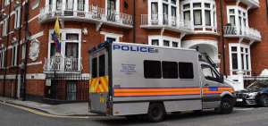 Un furg&oacute;n policial a las puertas de la embajada de Ecuador en Londres (Reino Unido). 