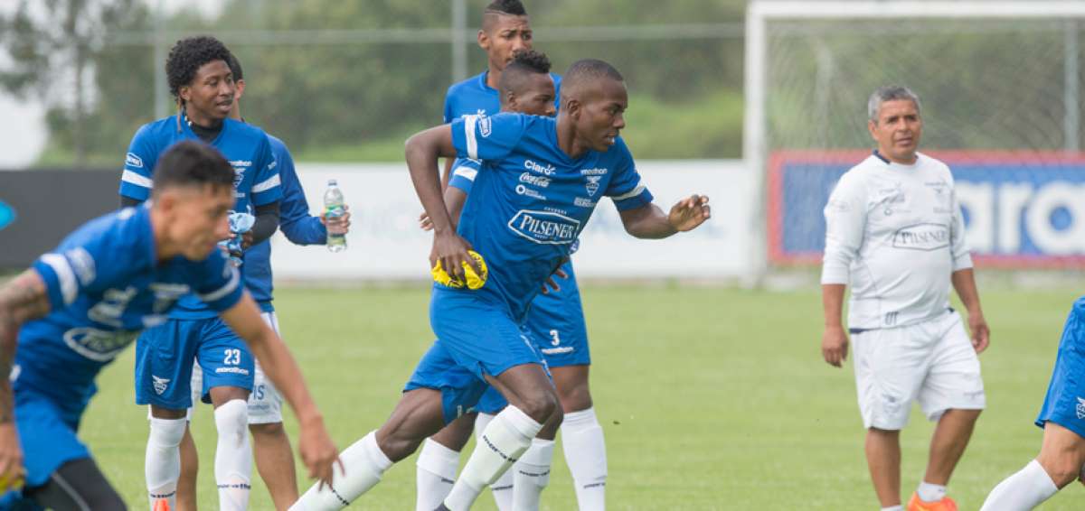 Los futbolistas convocados para el &uacute;ltimo microciclo se alistan para la pr&aacute;ctica en la Casa de la Selecci&oacute;n.