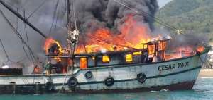 Embarcaci&oacute;n se incendia en Puerto L&oacute;pez